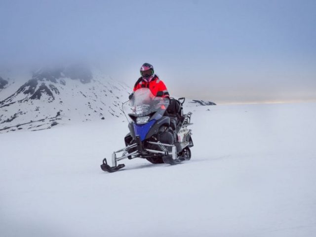 Golden circle and ice cave tour - Snowmobiling on Langjokull glacier