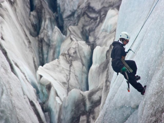 skaftafell-glacier-walk-and-ice-climbing-06